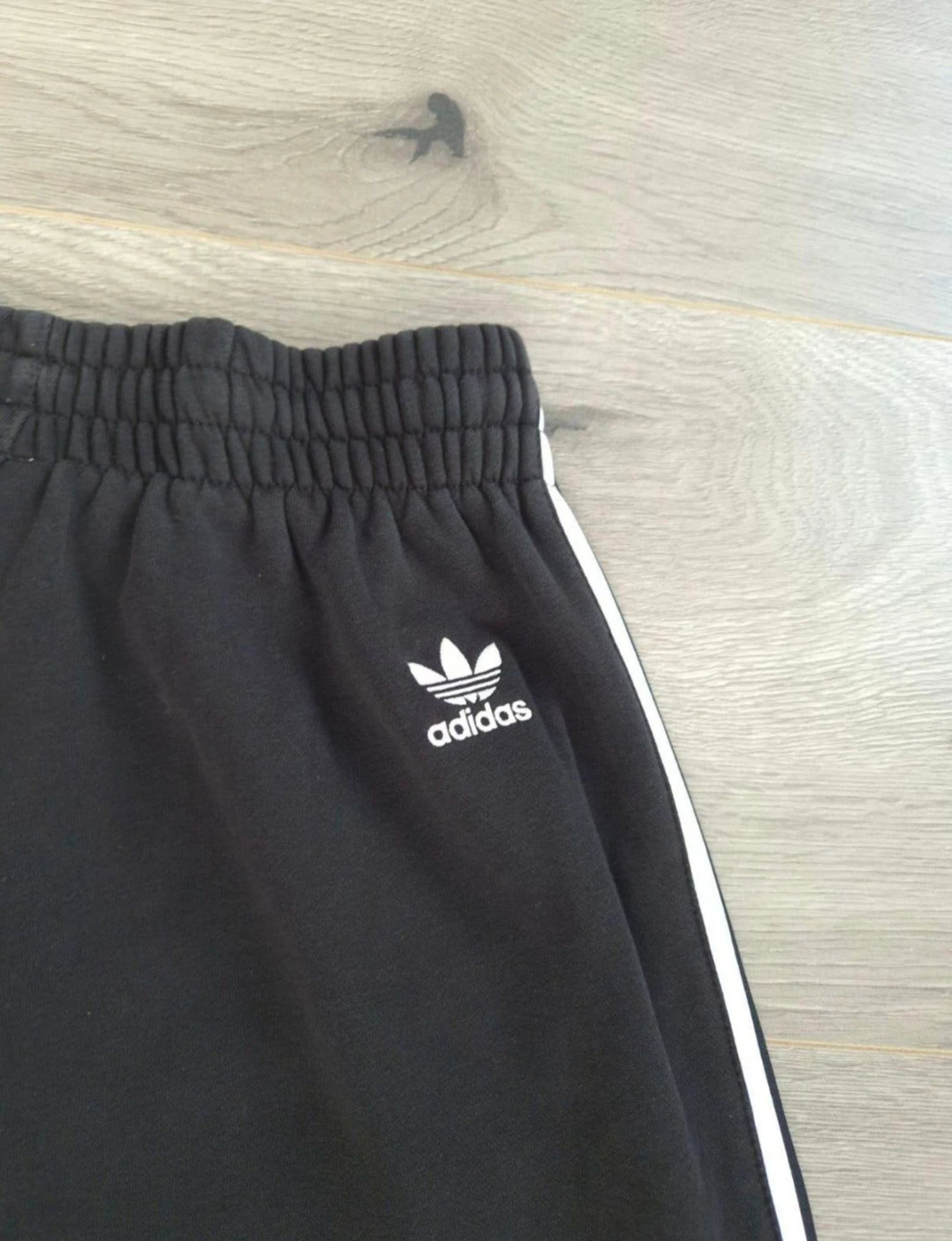 Adidas Originals Short de survêtement noir avec trois bandes et logo Trefoil - Taille S – photo 8